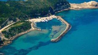agios-stefanos-to-diaplo-mathraki-aspri-ammos-calypsos-cave-othoni-2